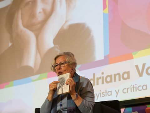 Adriana Valdés gana Premio Municipal de Literatura en Ensayo