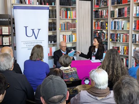Agustín Squella conversó sobre su libro «Filosofía» en librería Qué Leo Viña