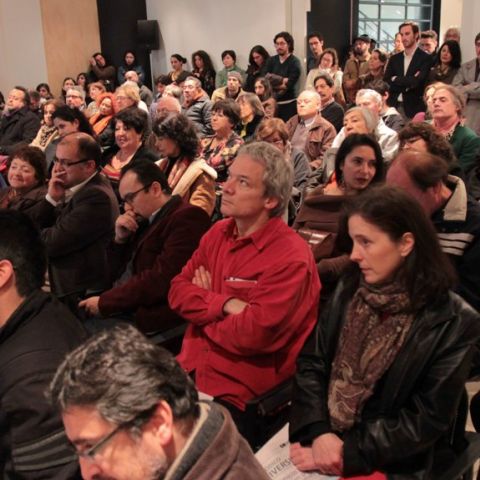 Con una "cata de libros" de Cristián Warnken presentan editorial de la UV
