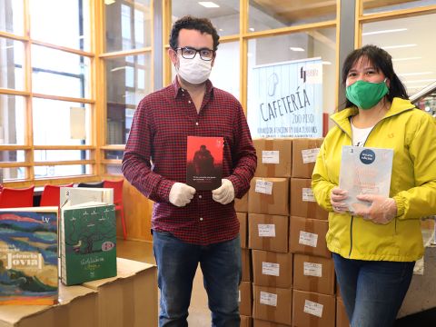 Editorial UV entregó mil libros a personas mayores de Valparaíso